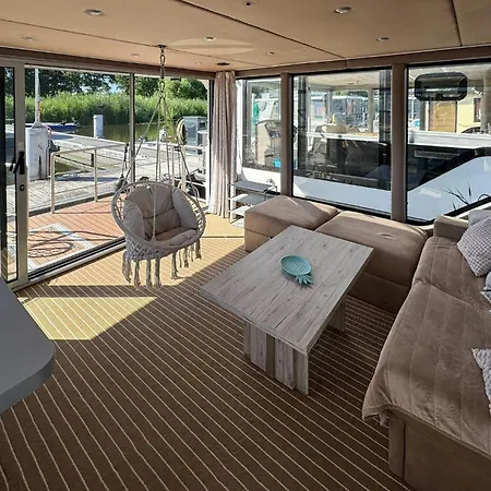 Úszó hotel 1 Bedroom Lovely Ship In Havelsee Ot 4*